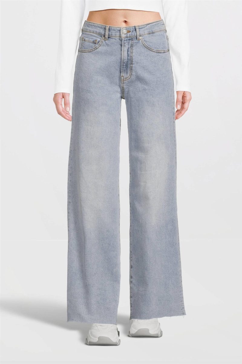 Catwalk Junkie/ loose fit